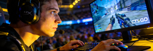 CS:GO职业选手在比赛现场专注操作的侧脸特写